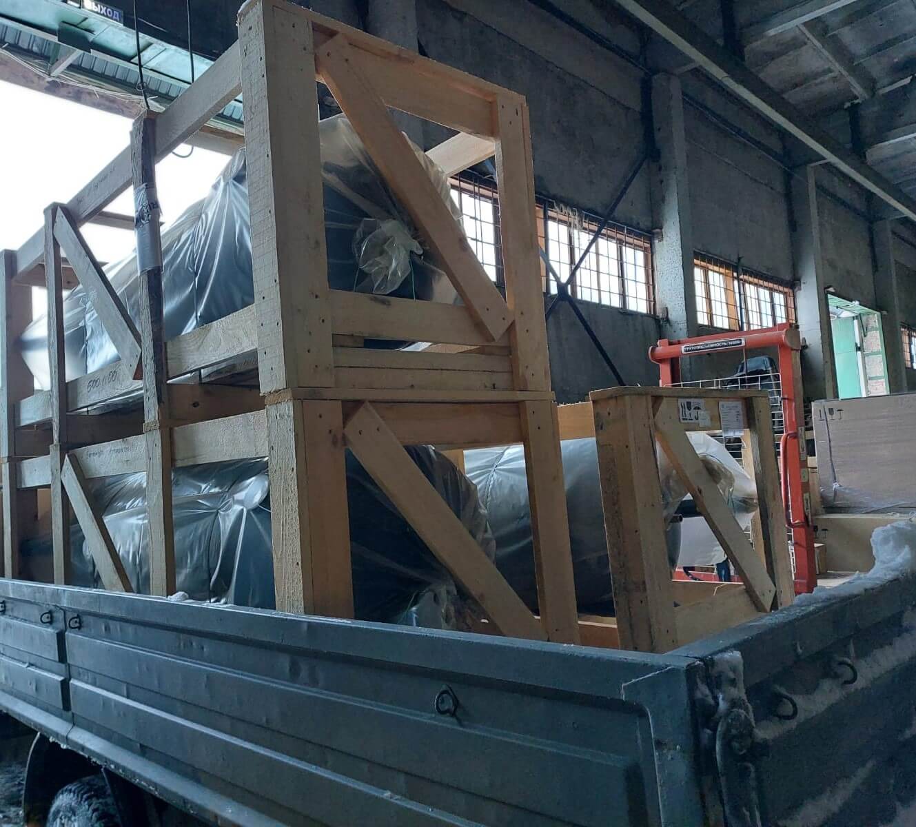 Отгрузка винтового компрессора Remeza ВК30-10 и ресивера РВ 500.11.00 в г. Новосибирск